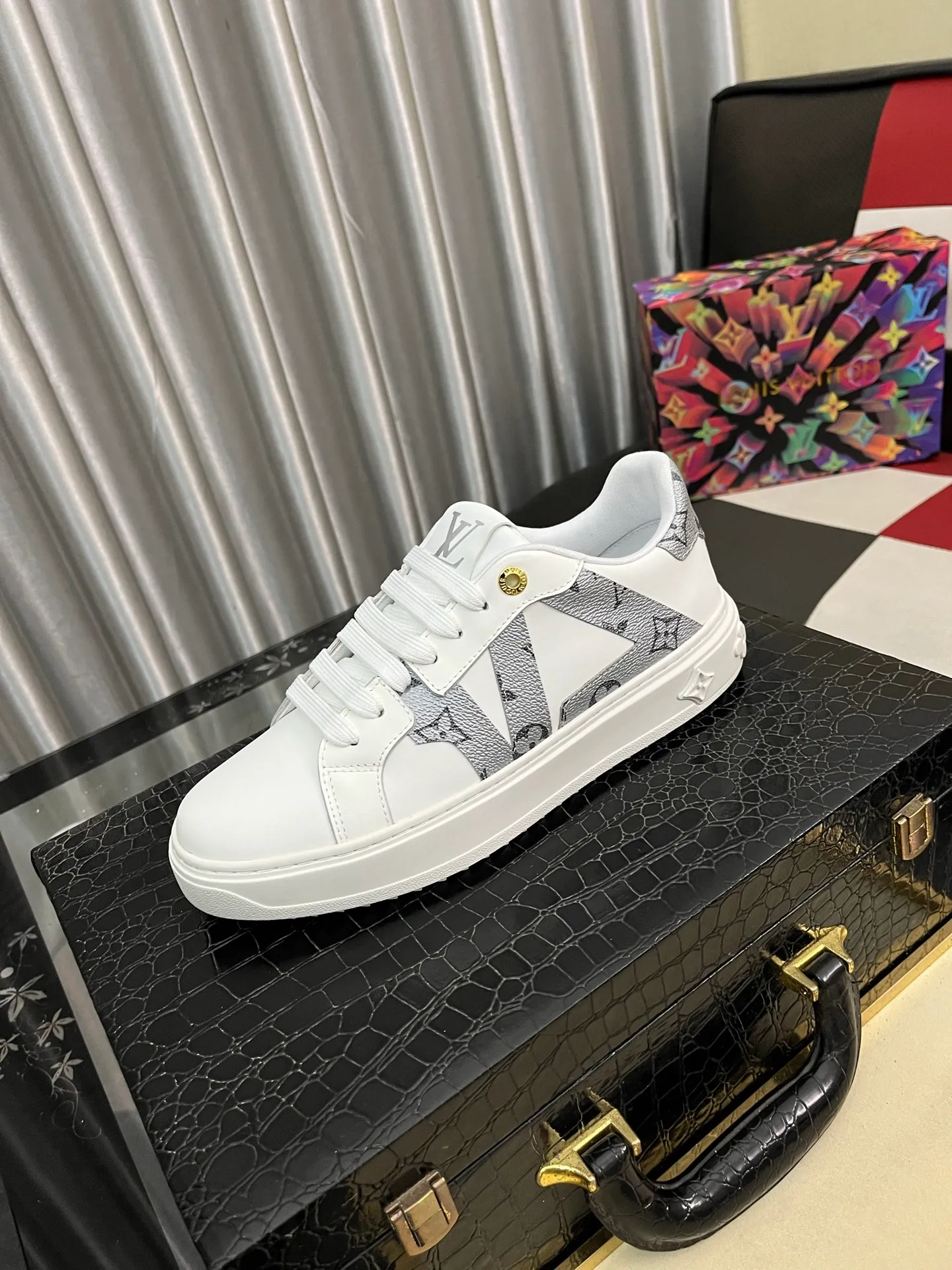 Men's shoes 💰520⌚️⌚️LV Louis Vuitton. The latest fashionable casual shoes are popular in physical stores. New spring and summer comfortable imported custom original cowhide, unique jacquard fabric element design. With sheepskin lining, Lv original bottom, [sun][sun] high-end packaging and high quality💪Details determine the quality, you can enter and leave the counter at will, welcome to compare🇮🇹Number of sizes 38-445️⃣Color options available